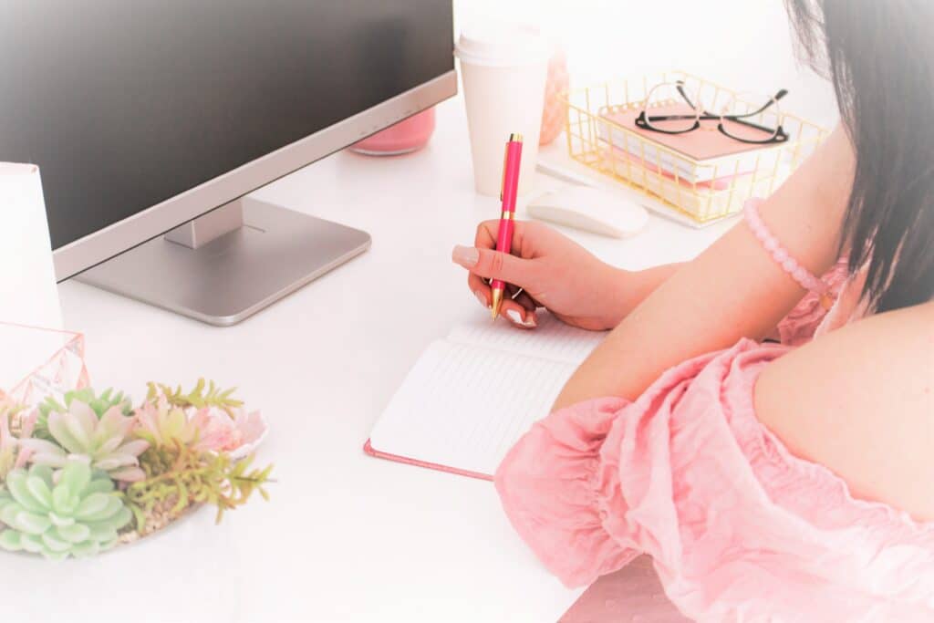 free-resources-sharing-life-and-love-woman writing